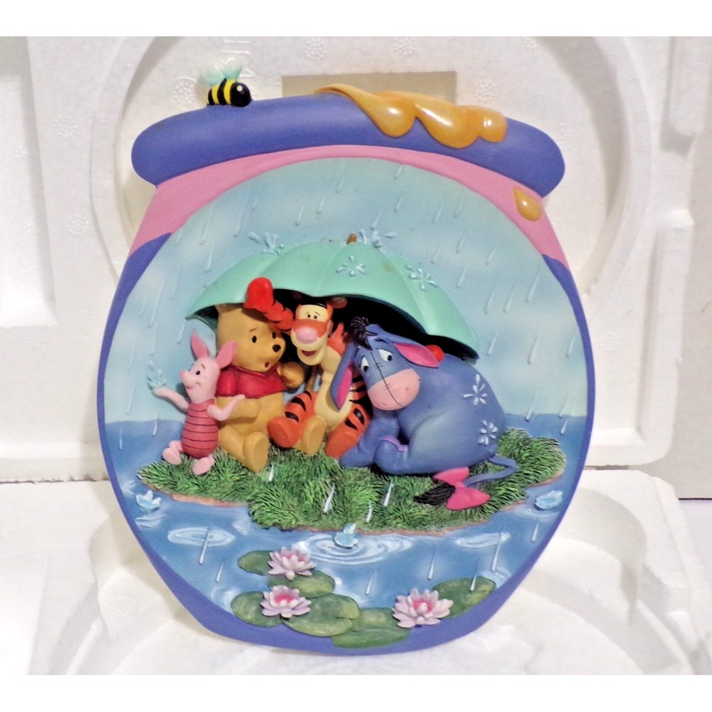 Bradford Exchange "It's Just a Sm Piece of Weather" Winnie the Pooh Plate C0542
